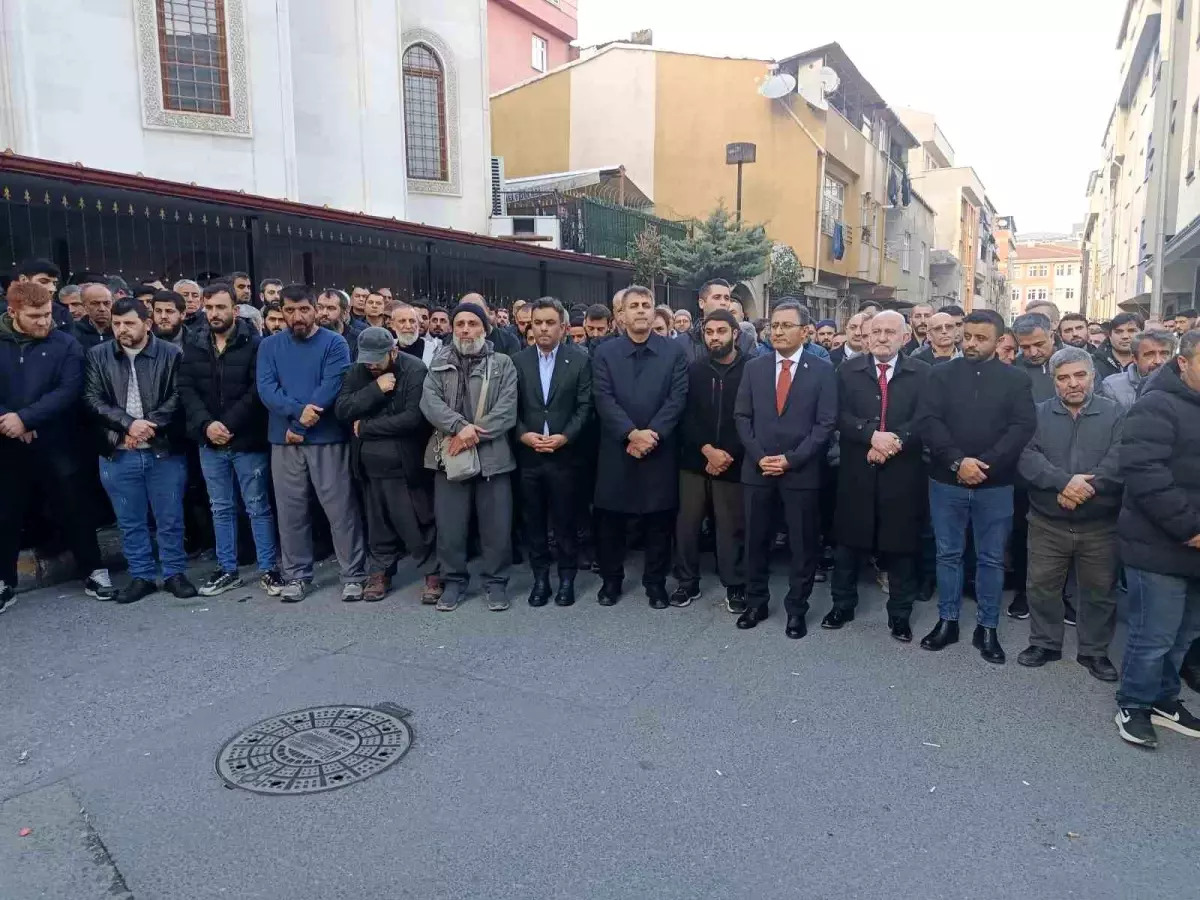 Bağcılar\'da karbonmonoksit gazından zehirlenerek ölen 3 kişi son yolculuklarına uğurlandı