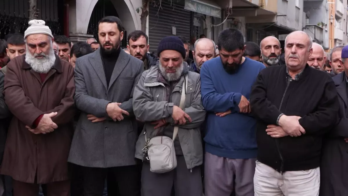 Bağcılar\'da bir aileyi yıkan facia: 3 kişi toprağa verildi