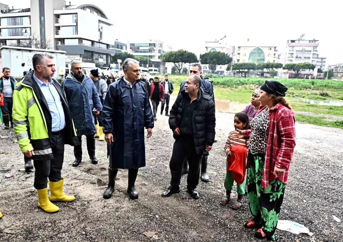 Başkan Uysal, sel baskınından zarar gören evlerde