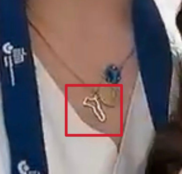 Bir hemşire daha DEM Parti'nin eylemine destek verdi! Boynundaki kolye dikkat çekti Bir hemşire daha DEM Parti'nin eylemine destek verdi! Boynundaki kolye dikkat çekti