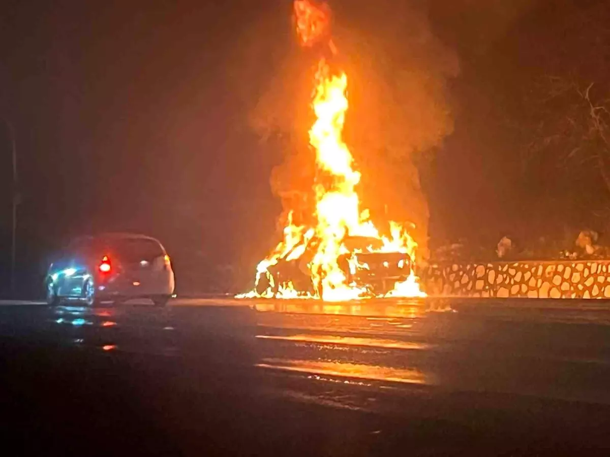 Lüks otomobil alev topuna döndü