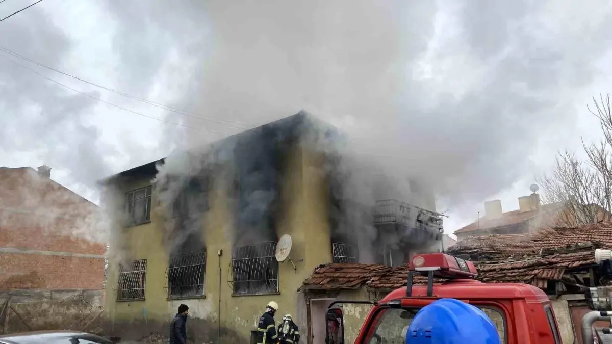 Çorum\'da 2 katlı ev alev alev yandı