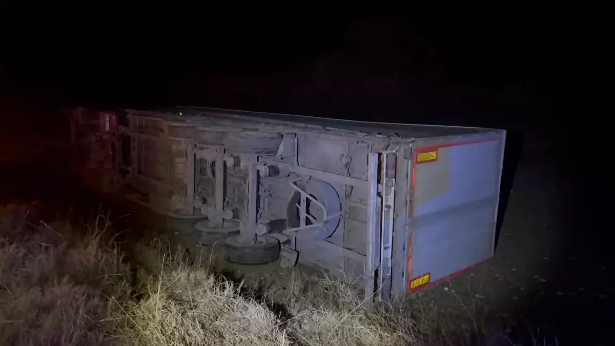 Sungurlu\'da Tır Devrildi, Sürücü Yaralandı