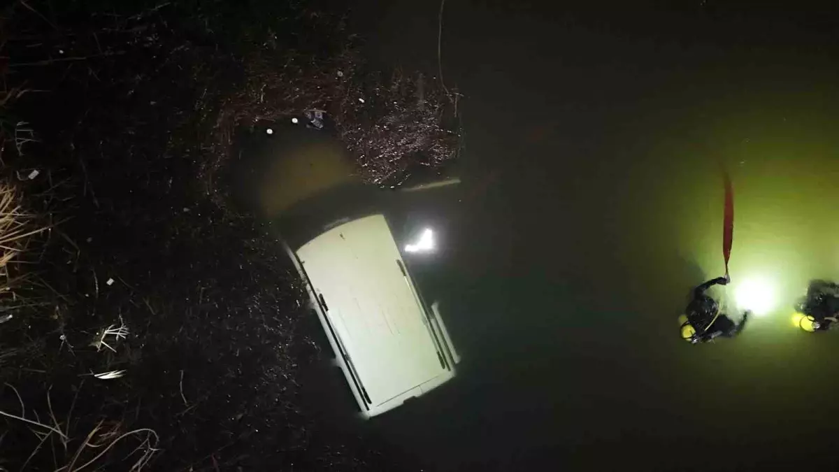 Eskişehir\'de Araç Porsuk Çayı\'na Düştü