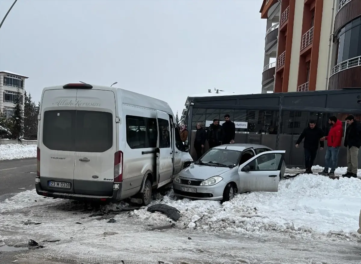 Elazığ\'da Minibüs ve Otomobil Çarpıştı