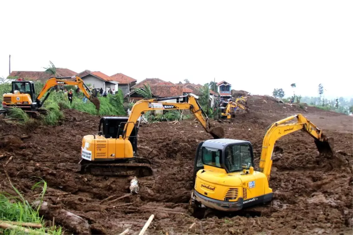 Endonezya\'da Heyelan: 25 Ölü