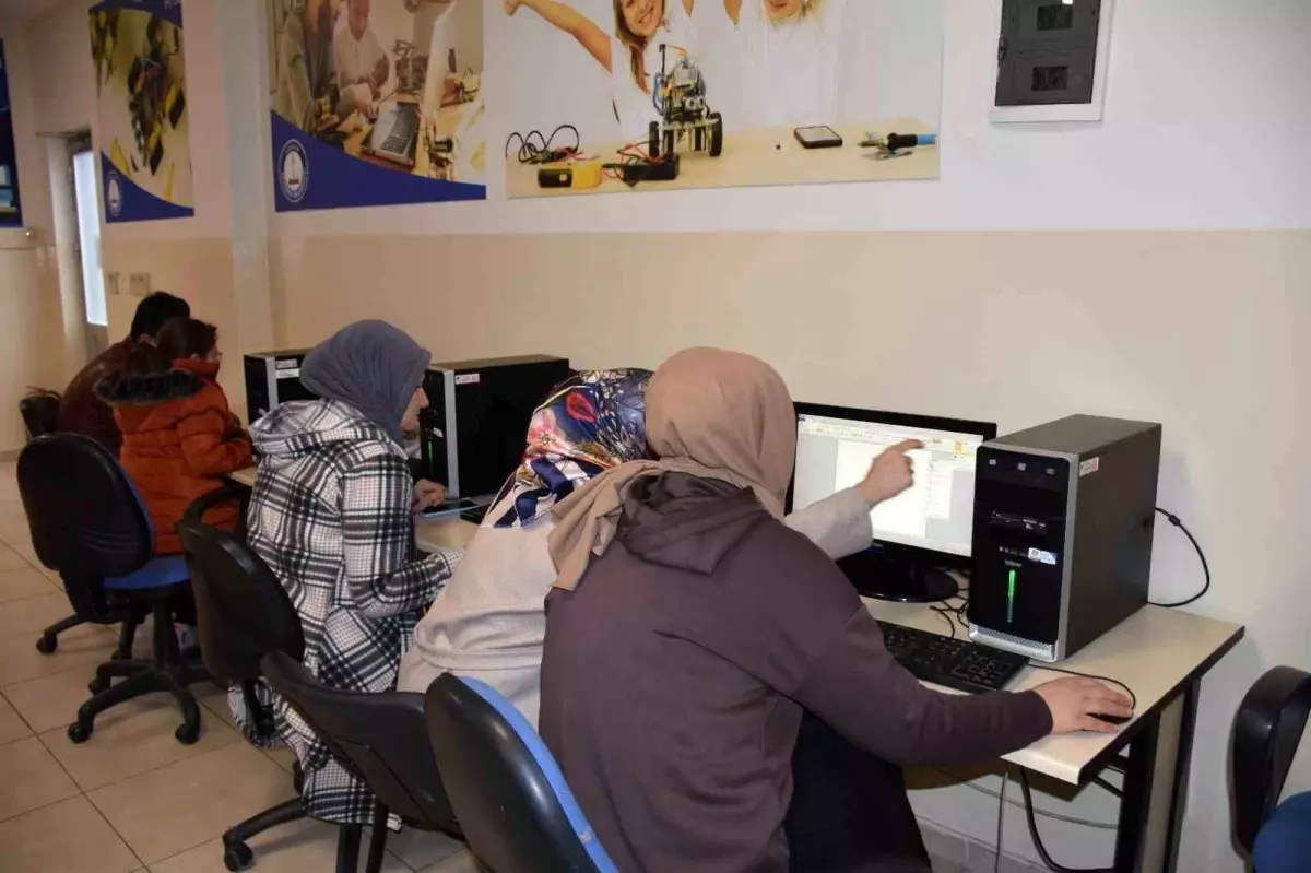 Kadınlar çocuklarıyla hayallerini tasarlıyor