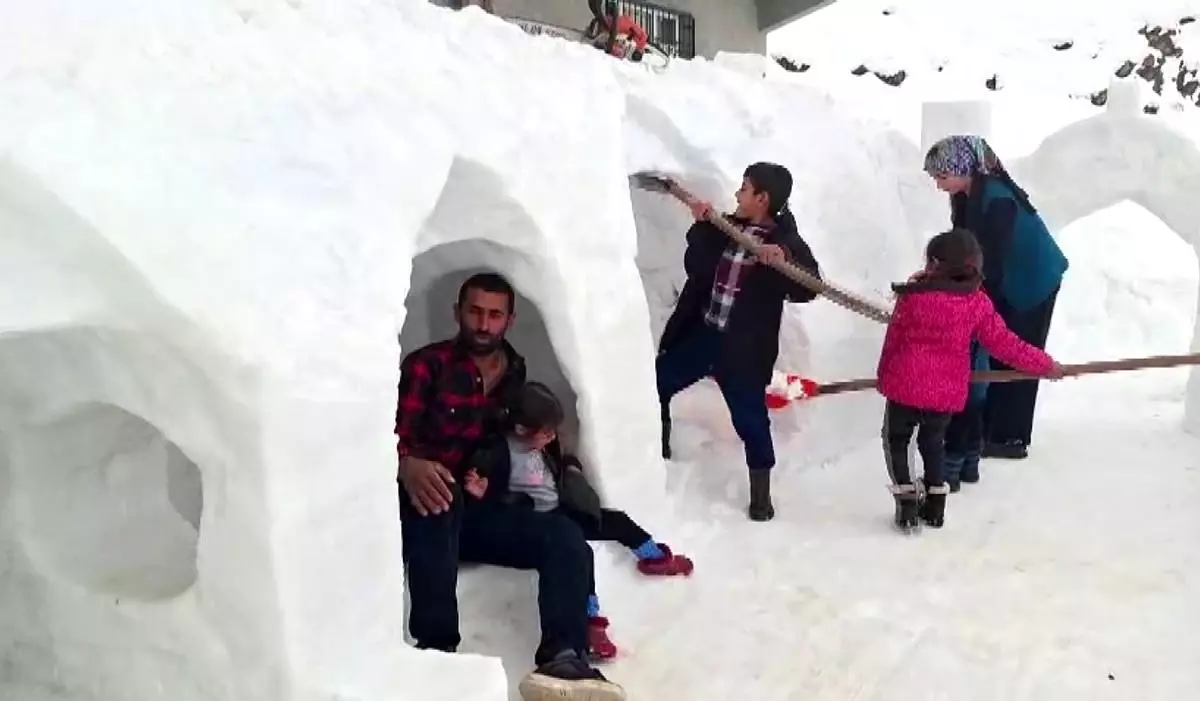 Çelikhan\'da Kardan Oyun Alanı