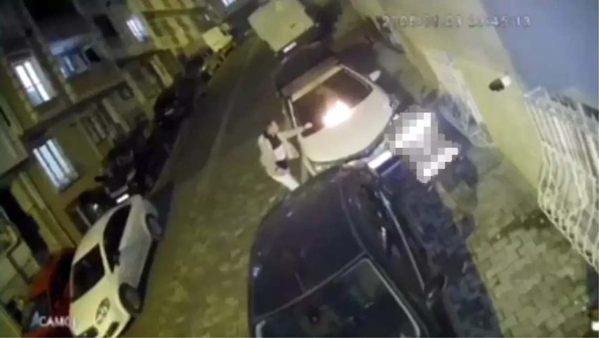 Komşular park yeri nedeniyle tartıştı, arabanın üstüne yanan bez atıldı