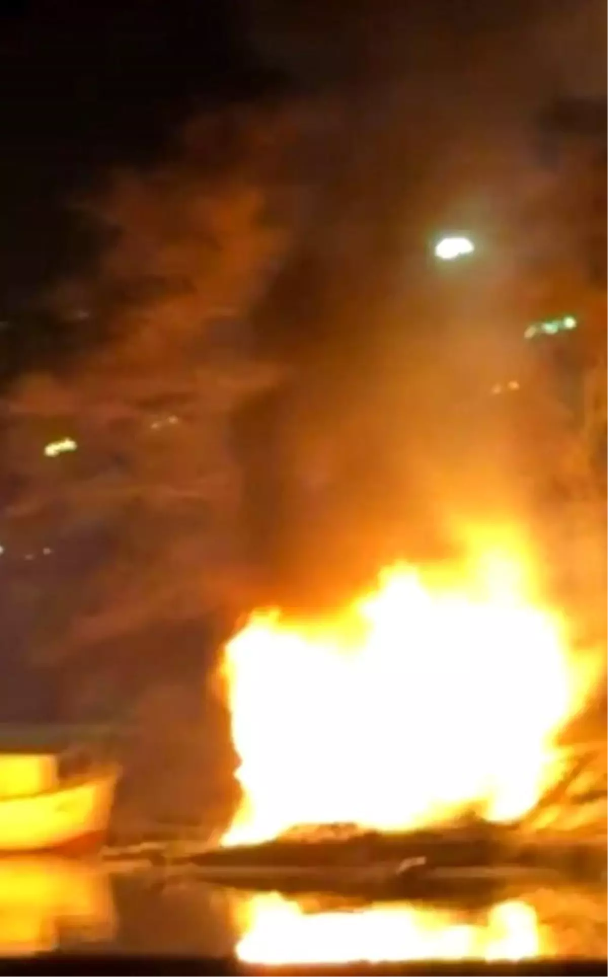 Küçükçekmece\'de Kayık Yangını