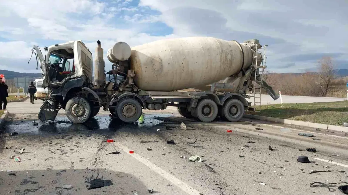 Tavşanlı\'da Beton Mikserleri Çarpıştı