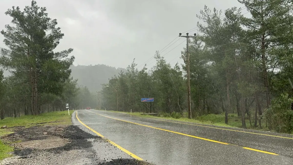 Marmaris\'te Fırtına Ağaçları Devrip Tekneyi Karaya Sürükledi