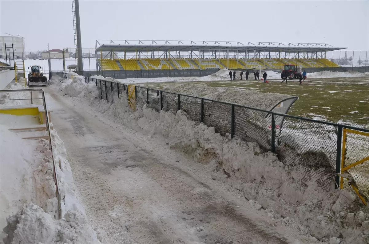 Muş Stadı Karla Kaplandı, Temizlendi