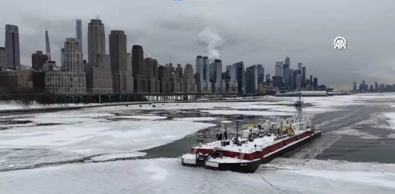 New York\'ta dondurucu soğuklar Hudson Nehri\'ni kısmen dondurdu
