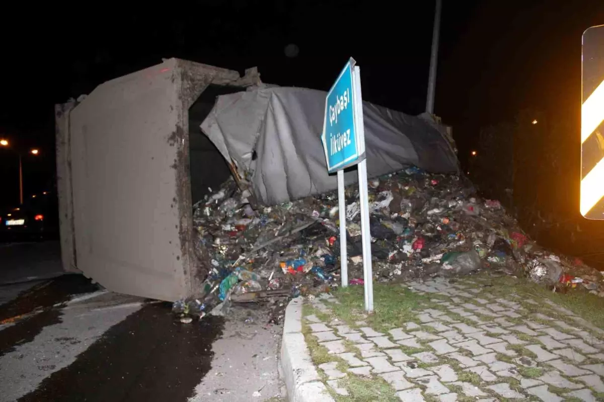 Ordu\'da çöp kamyonu devrildi: Sürücü yaralandı