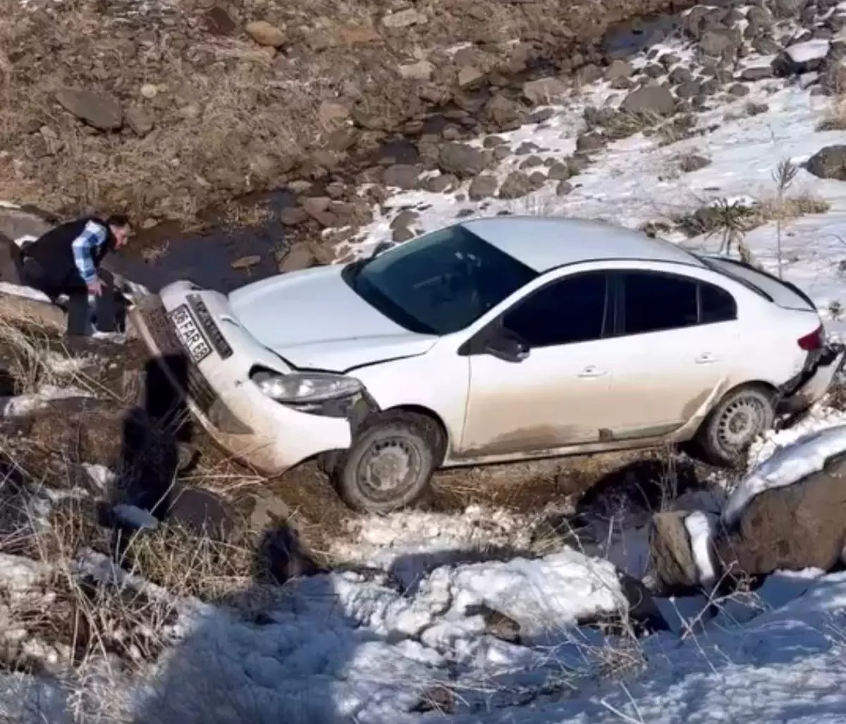 Siverek\'te Buzlu Yolda Kaza Anı Kamerada