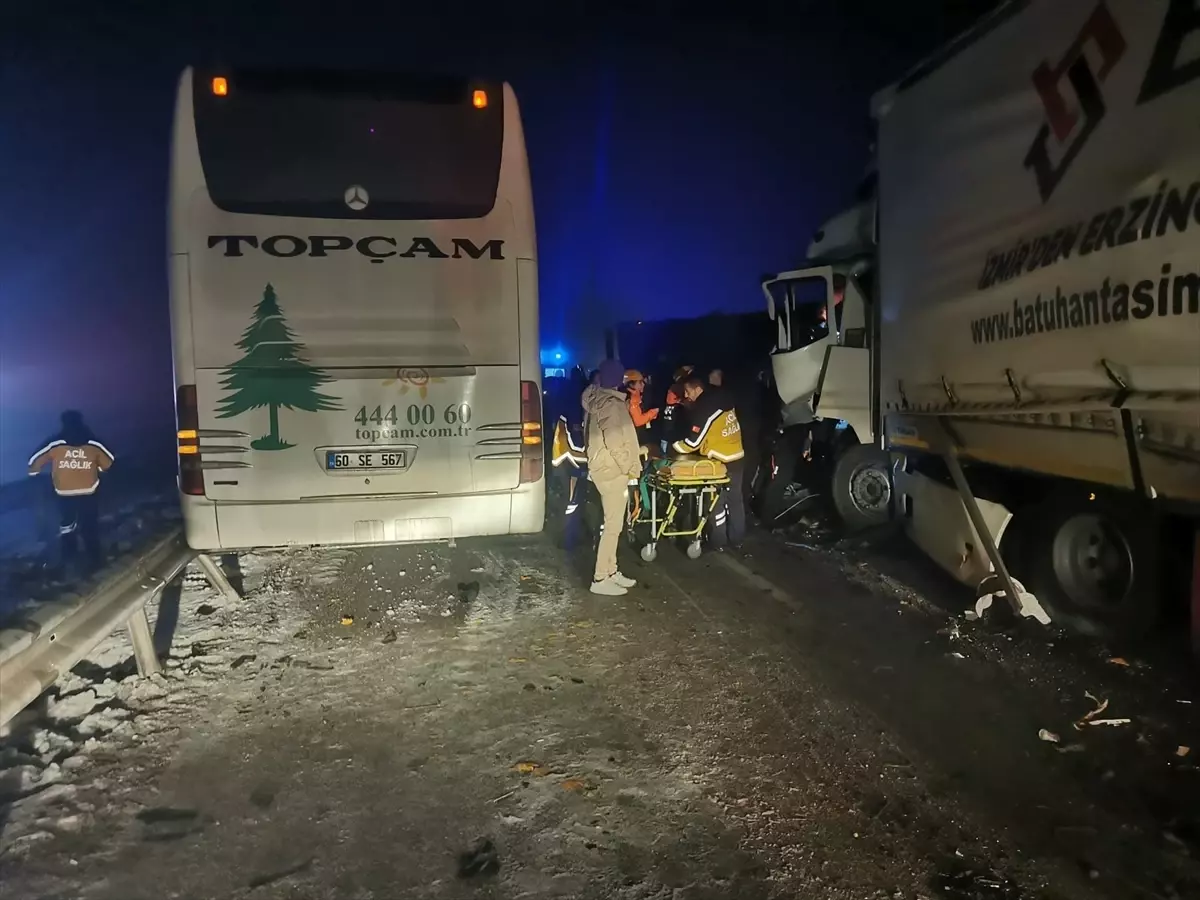Sivas\'ta Zincirleme Trafik Kazası: 8 Yaralı