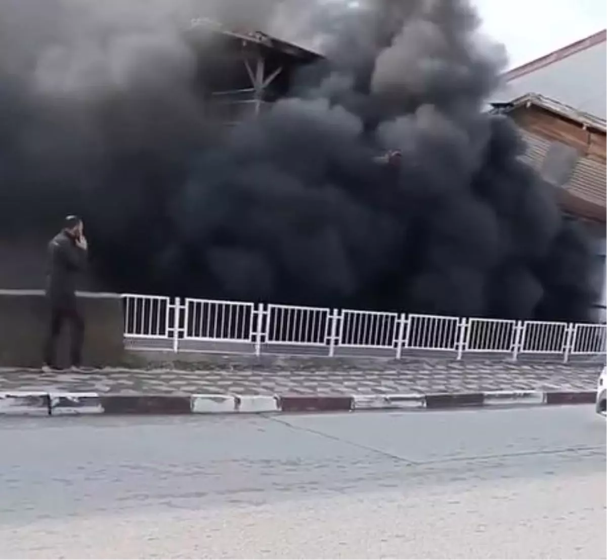 Tokat\'ta evden yükselen yoğun duman mahalleliyi ayağa kaldırdı