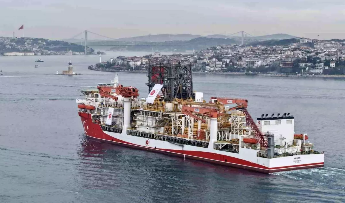 Türk sondaj gemisi Yıldırım İstanbul Boğazı\'ndan geçti