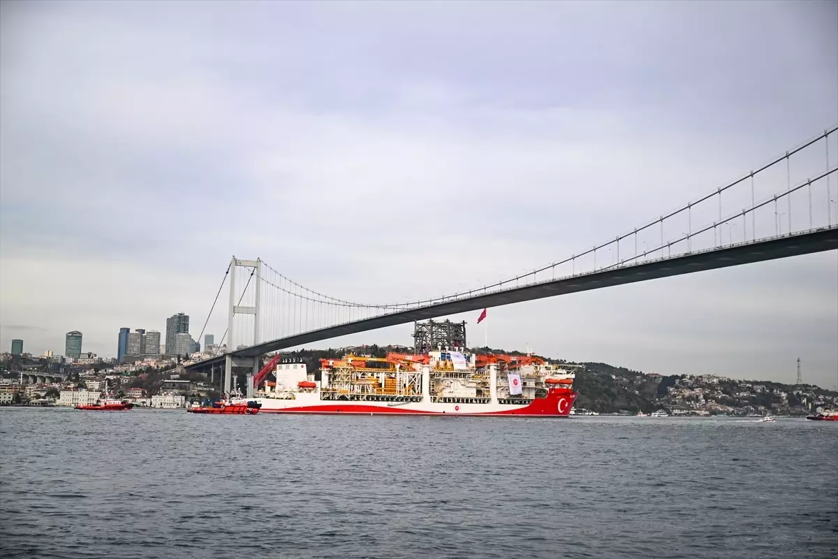 Türkiye\'nin enerji filosuna eklenen ultra derin deniz sondaj gemisi "Yıldırım" İstanbul Boğazı\'ndan geçti