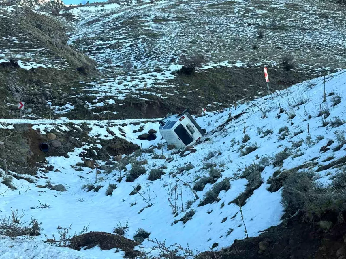 Uçurumdan Yuvarlanan Araçtaki İki Kişi Kurtarıldı