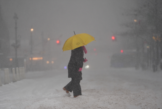 Ülkede tarihi felaket! 800 binden fazla kişi elektriksiz kaldı, binlerce uçuş iptal edildi