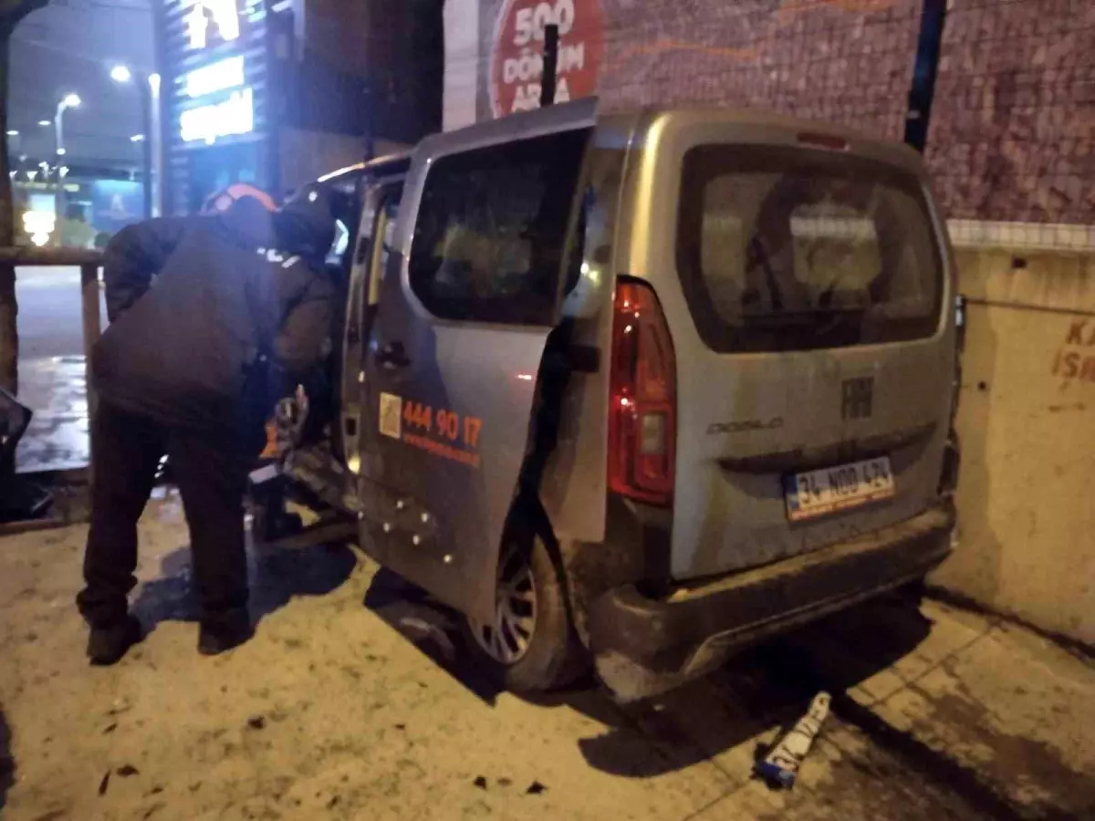 Ümraniye\'de Kaza: 3 Yaralı, Sinir Krizi