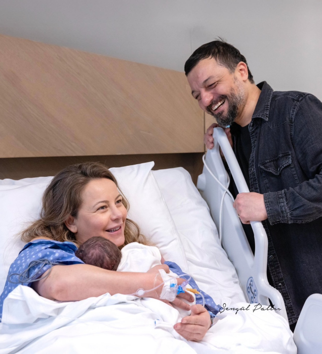 Ünlü şarkıcı Mehmet Erdem ve oyuncu Vildan Atasever, bebeklerine kavuştu