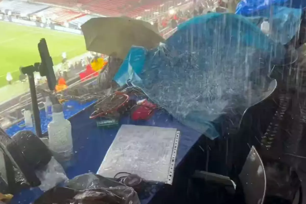 Dünyanın en ünlü stadı yağmurda resmen göle döndü 