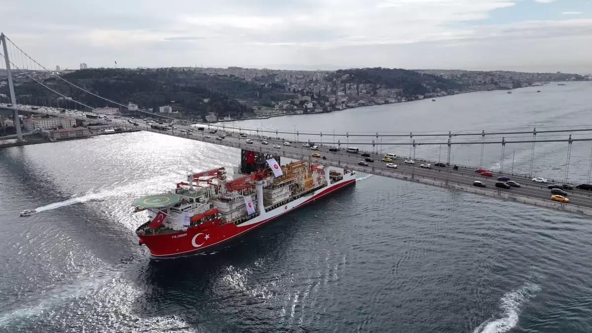 Türkiye\'nin Yeni Sondaj Gemisi Yıldırım İstanbul\'dan Geçti