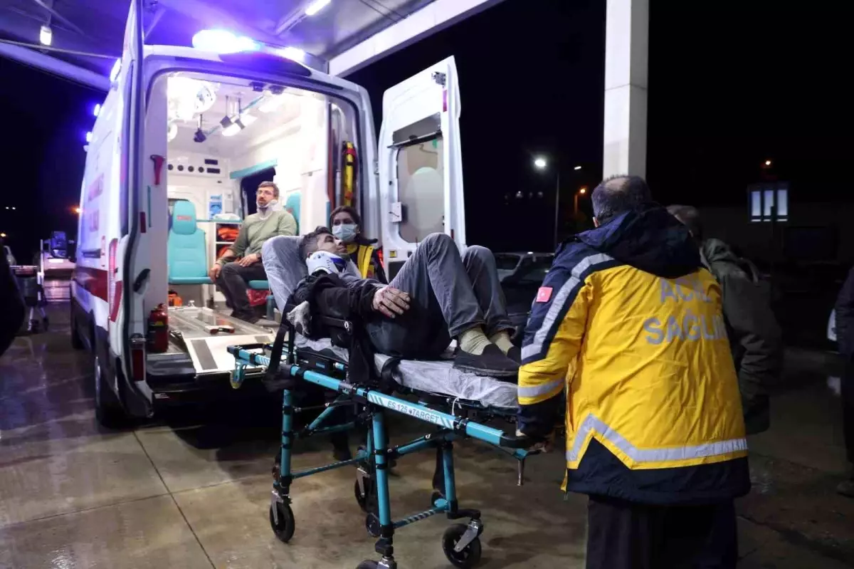 Adana\'da Minibüs Devrildi: 13 Yaralı