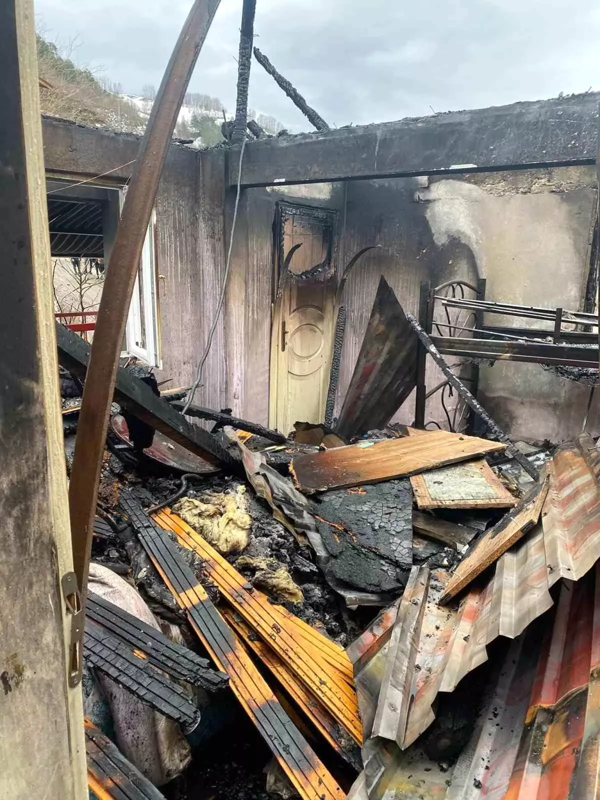 Kastamonu\'da Yangın: İki Katlı Ev Kullanılamaz Hale Geldi