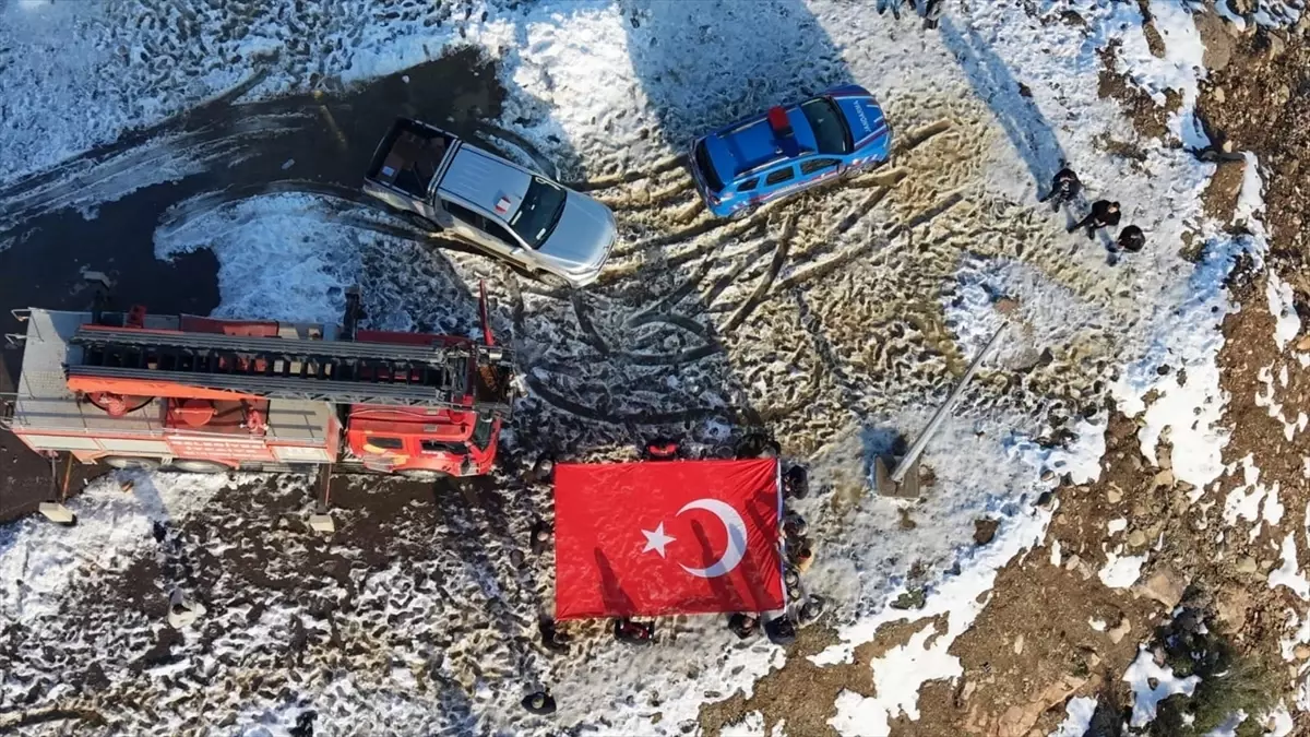 Yıpranan Türk Bayrağı Değiştirildi