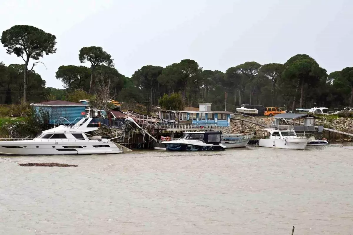 Antalya\'da Aşırı Yağış ve Hortum Hasara Yol Açtı