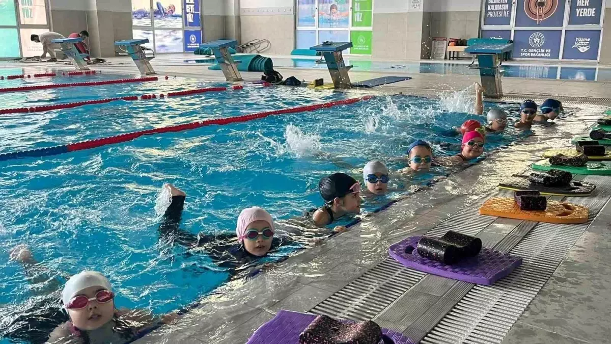 Aydın\'da Minik Yüzücüler Yüzme Öğreniyor