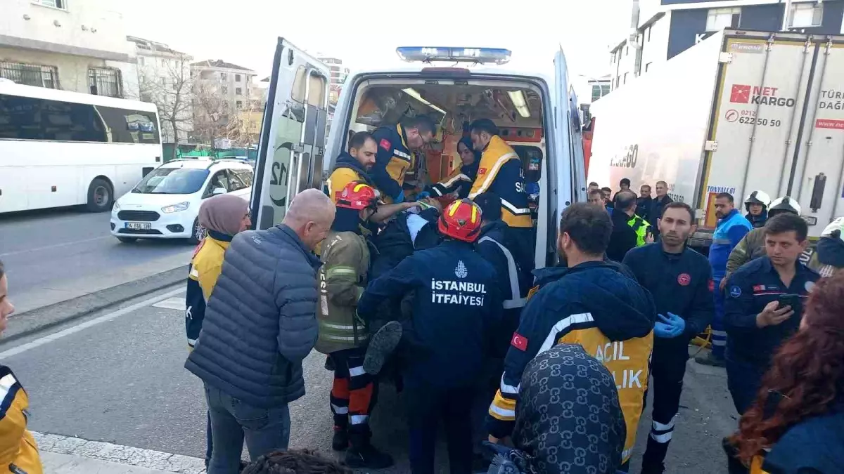 Bağcılar\'da Kontrolden Çıkan Çekici 4 Yaralı