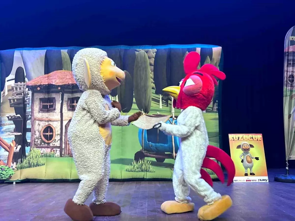 Başiskele\'de yarıyıl tatilindeki çocuklar "Kuzucuk" müzikalini izledi