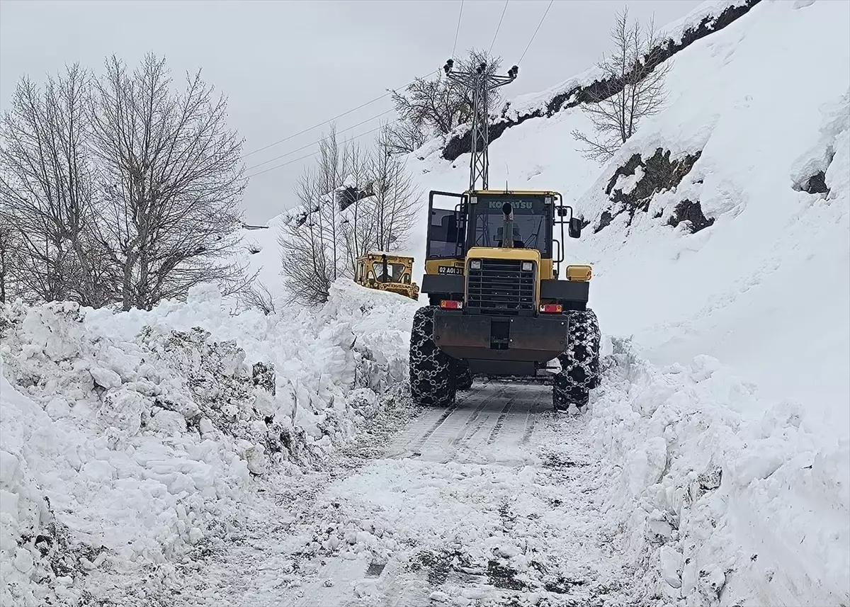 Çelikhan\'da Kapanan Yollar Açıldı