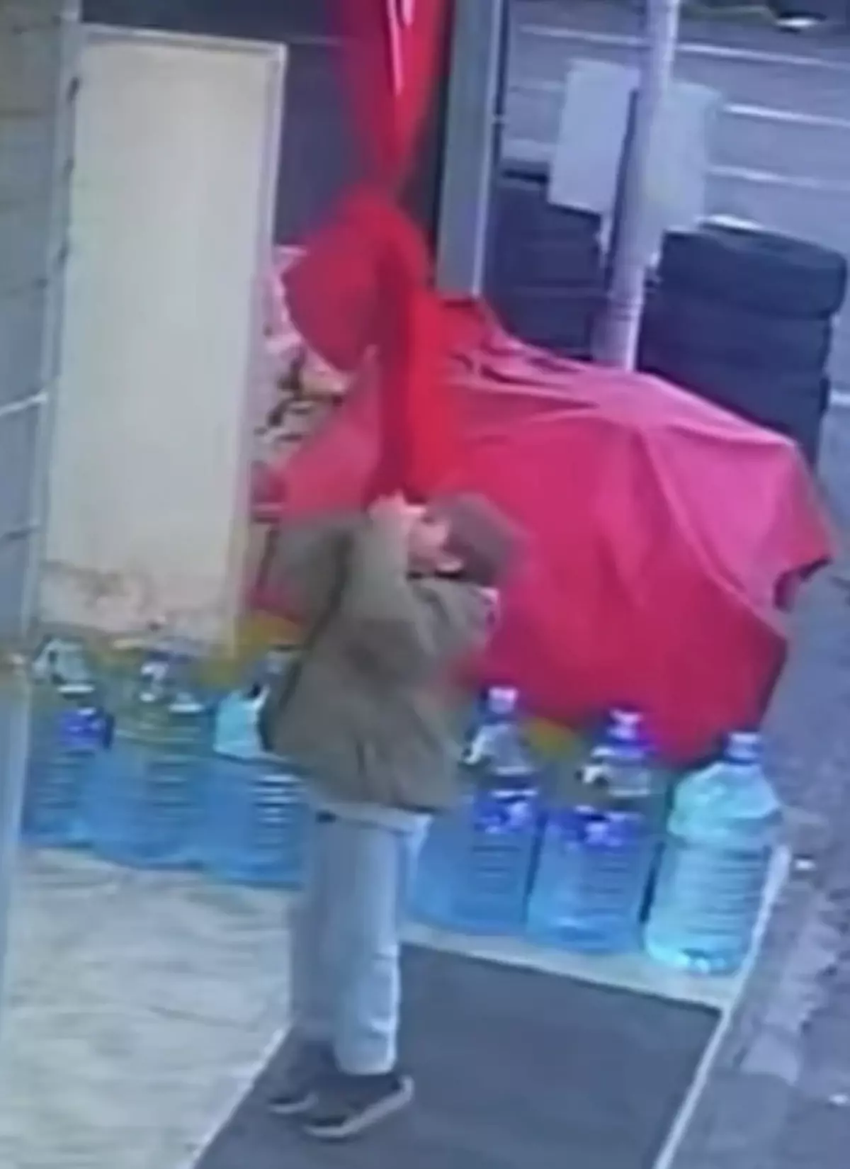 Çocuk, Türk Bayrağı\'nı Öptü