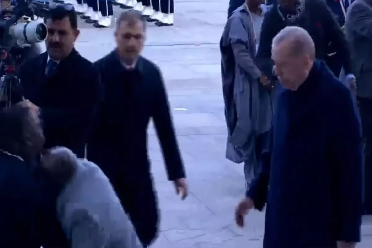 Cumhurbaşkanı Erdoğan\'ın resmi törenle karşıladığı Nijerya Cumhurbaşkanı Tinubu yere düştü