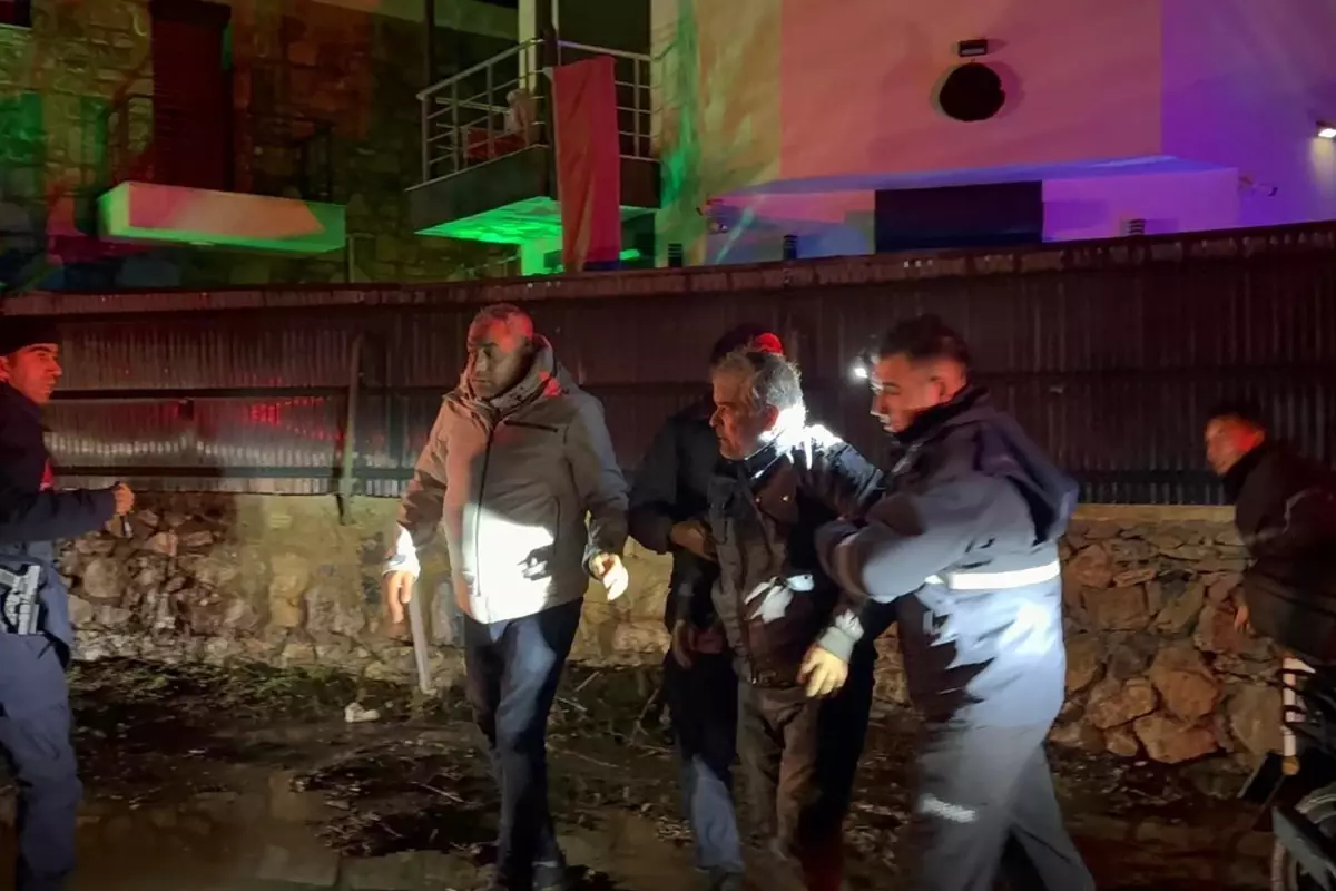 Datça\'da sele kapılan aracın sürücüsü ağaç dalına tutunarak hayatta kaldı