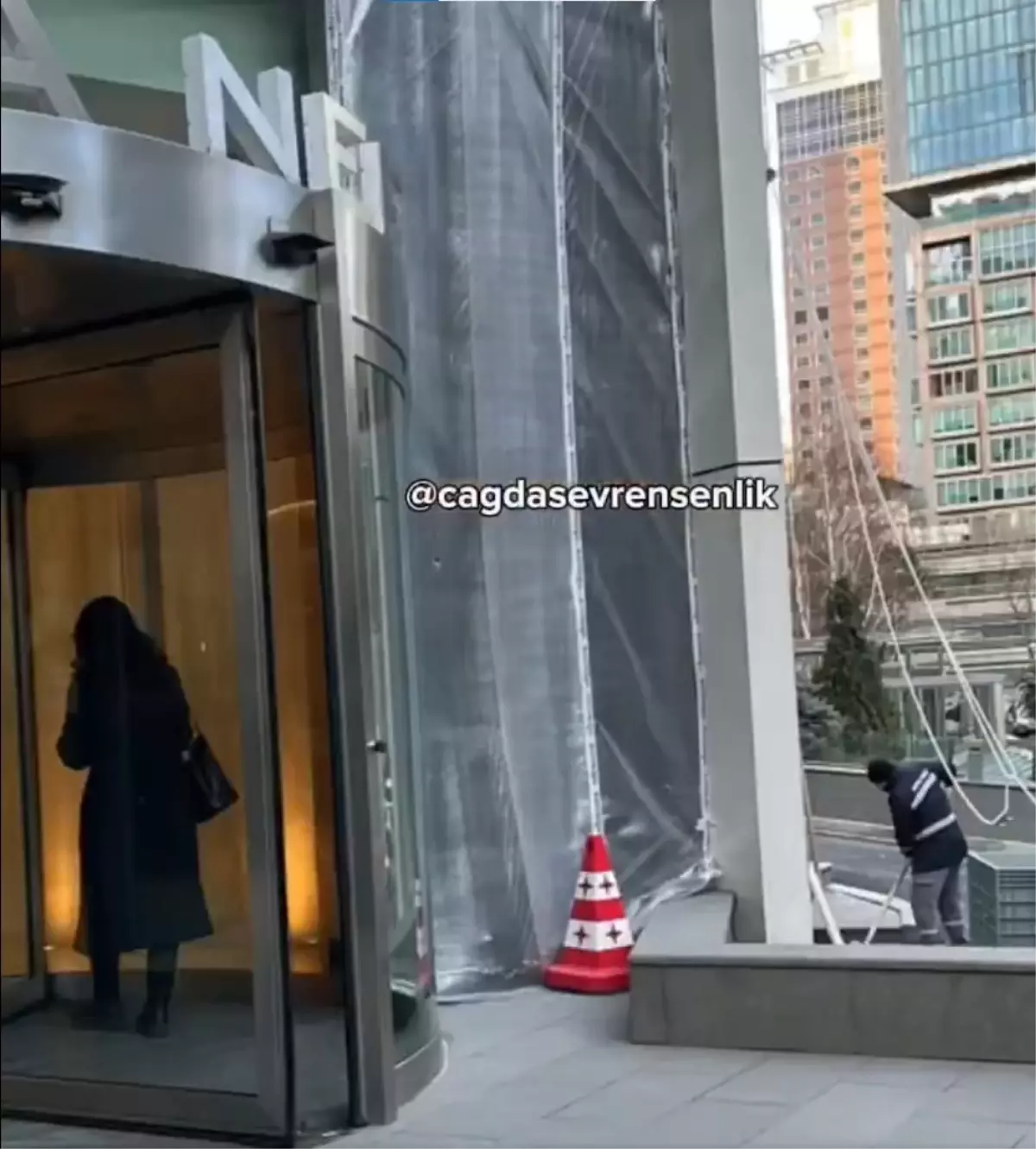 Erden Timur\'un sahibi olduğu NEF\'in binasına silahlı saldırı