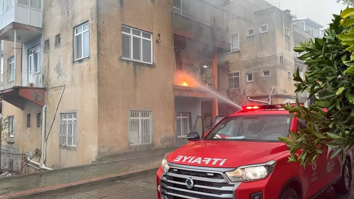 Gazipaşa\'da üç katlı evin ikinci katında yangın çıktı