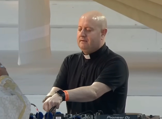 Gündüz kilisede ayin yönetiyor, gece partide DJ'lik yapıyor