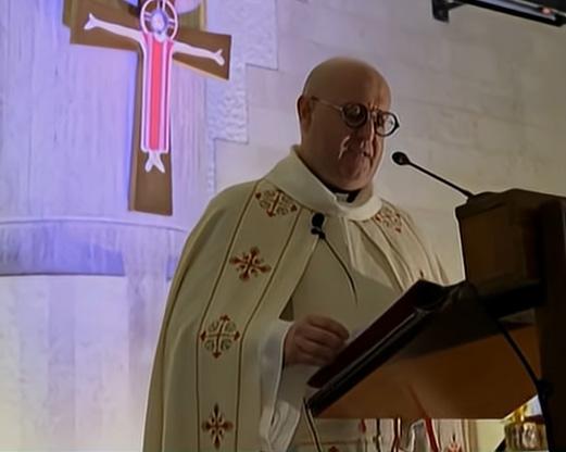 Gündüz kilisede ayin yönetiyor, gece partide DJ'lik yapıyor