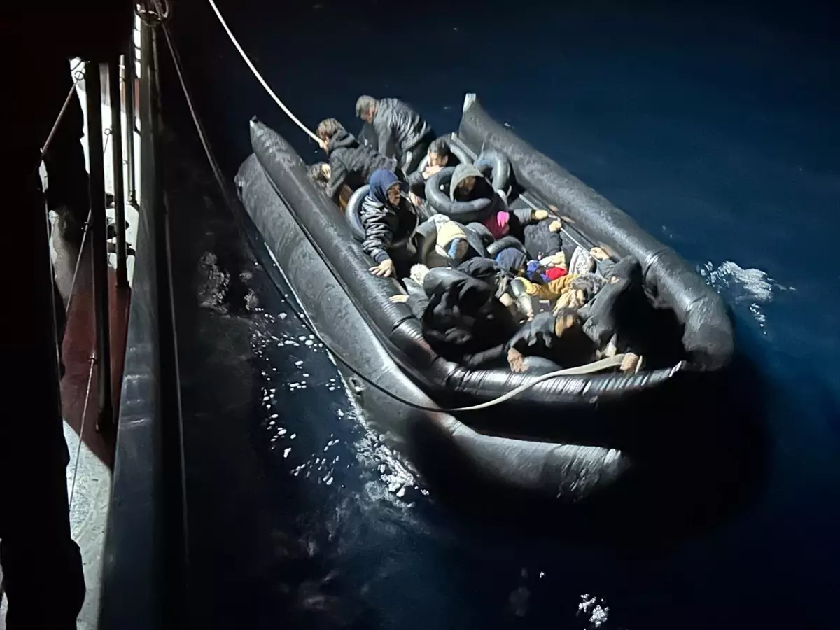 Seferihisar Açıklarında 33 Düzensiz Göçmen Kurtarıldı