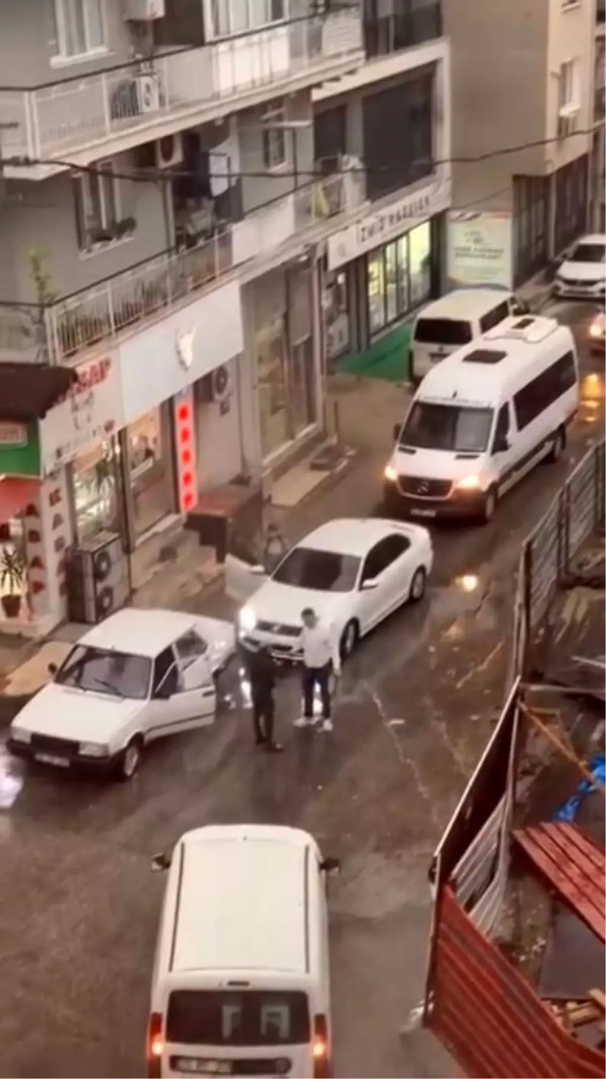 İzmir\'de Trafik Tartışması Şiddetle Sonuçlandı