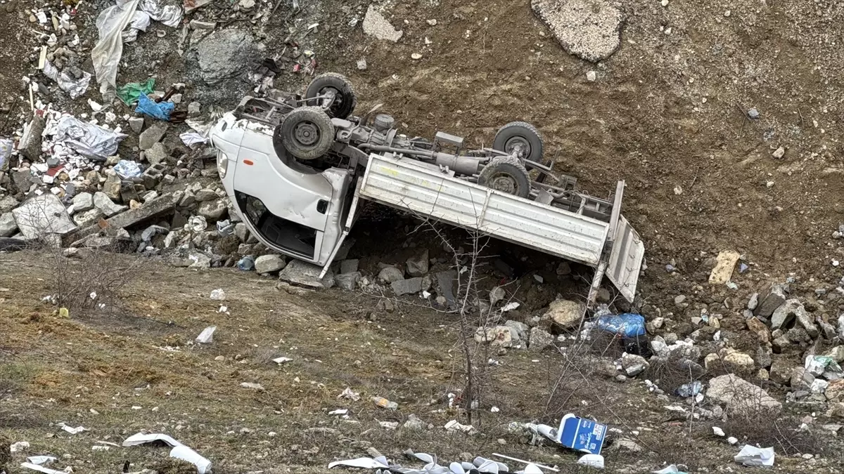 Karabük\'te Kamyonet Şarampole Devrildi, İki Yaralı