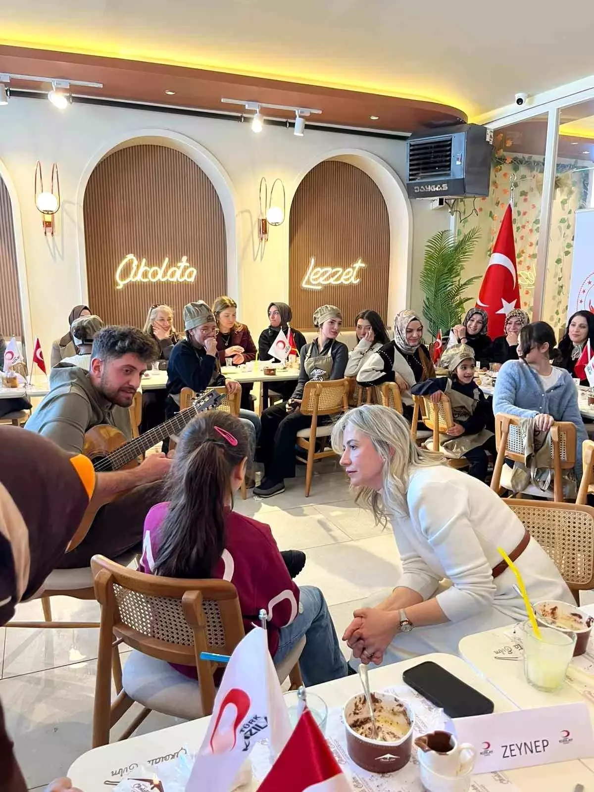 Kars Kızılay\'dan sevgi evlerinde kalan çocuklara çikolata etkinliği