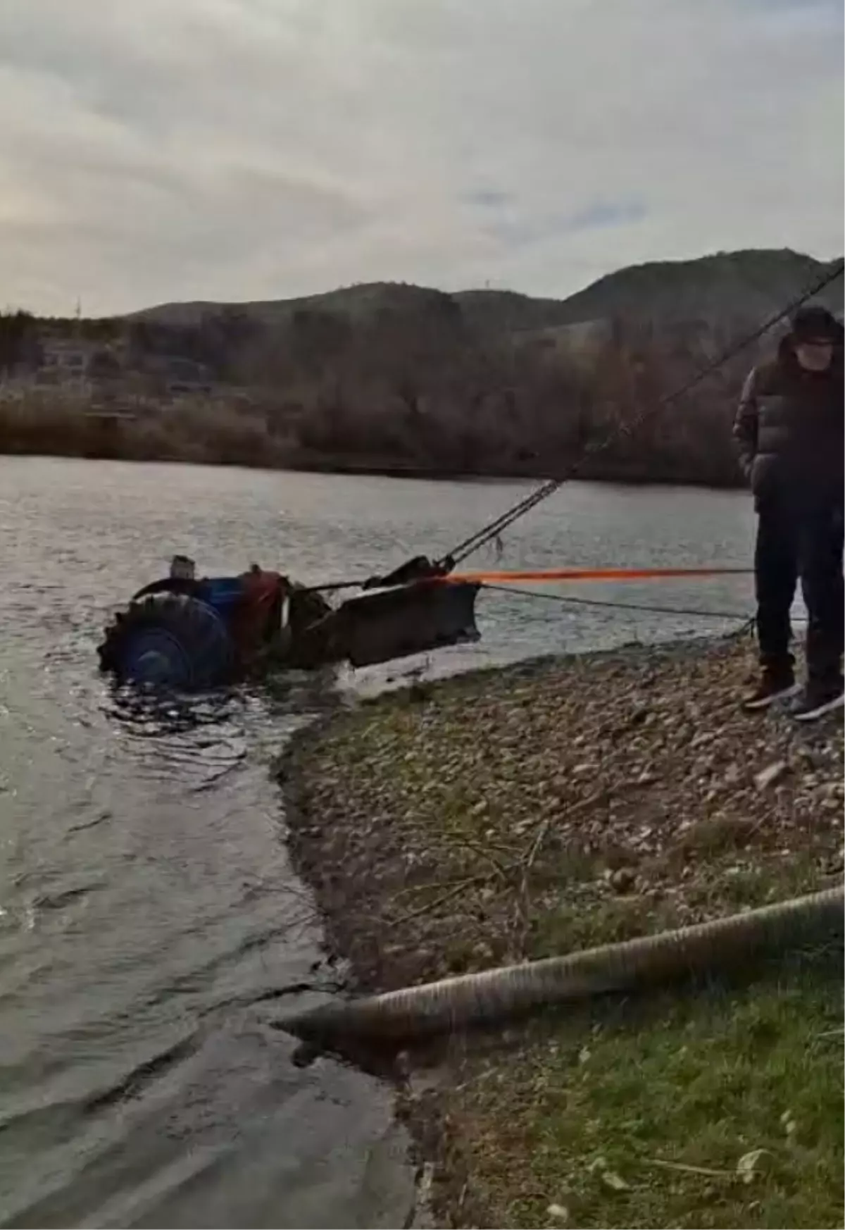 Traktör Nehre Düştü